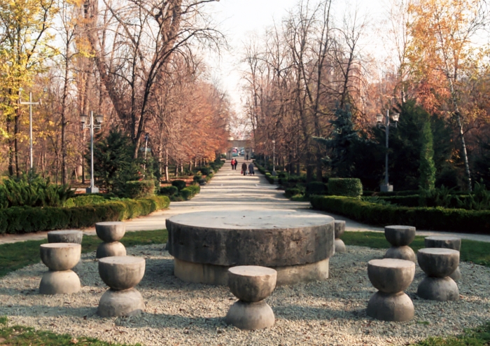 Orice naș își are nașul! Un polițist local a fost amendat că a aruncat chiștoace de țigară în parc