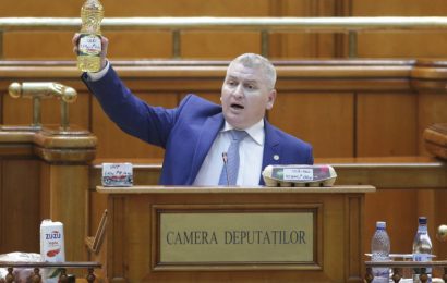 Moțiunea a PICAT. Circ cu ouă și ulei în Parlament