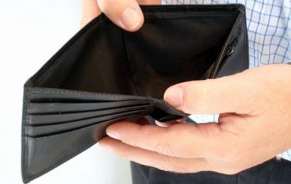 Le este frică, că vor fi tăiate pensiile și salariile 