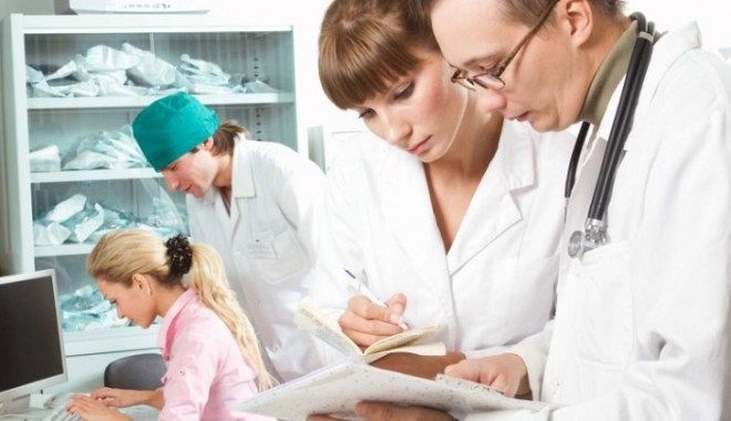 Medicii, puși să aleagă. Ori la stat ori la privat!