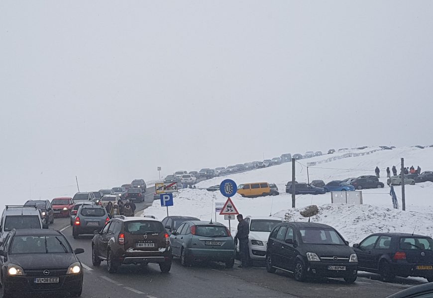 Mii de turisti la Ranca. S-a format coada de masini la intrarea in statiune