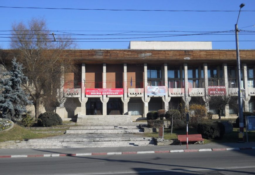 Parcarea din fața Casei de Cultură, vis spulberat. Ce mai promite primarul Marcel Romanescu