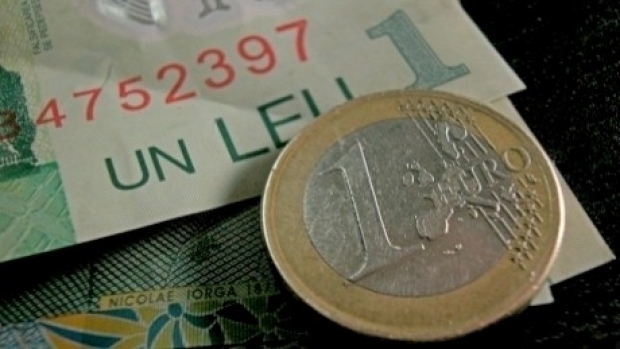 Euro scade spre nivelul de 4,65 lei