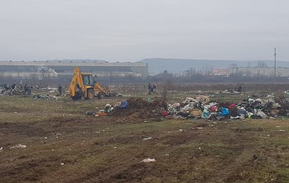 Tone de gunoaie în Panduraș. Primăria a scos asistații la muncă