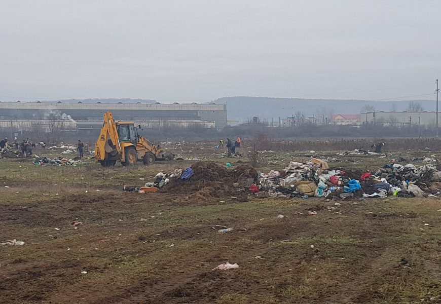 Tone de gunoaie în Panduraș. Primăria a scos asistații la muncă