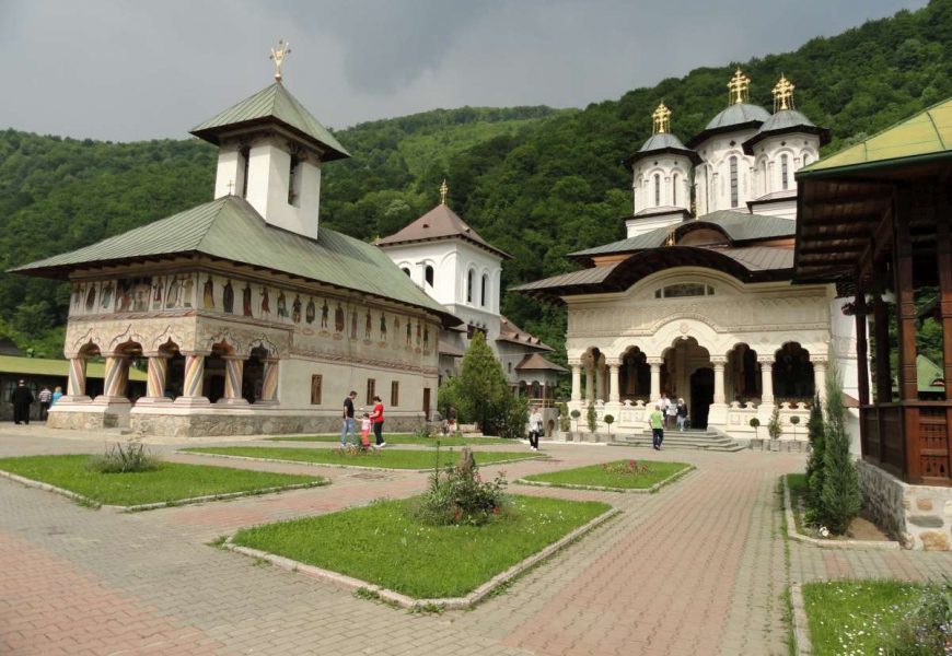 Mânăstirea Lainici – mireasa din Defileul Jiului Mânăstirea Lainici – mireasa din Defileul Jiului