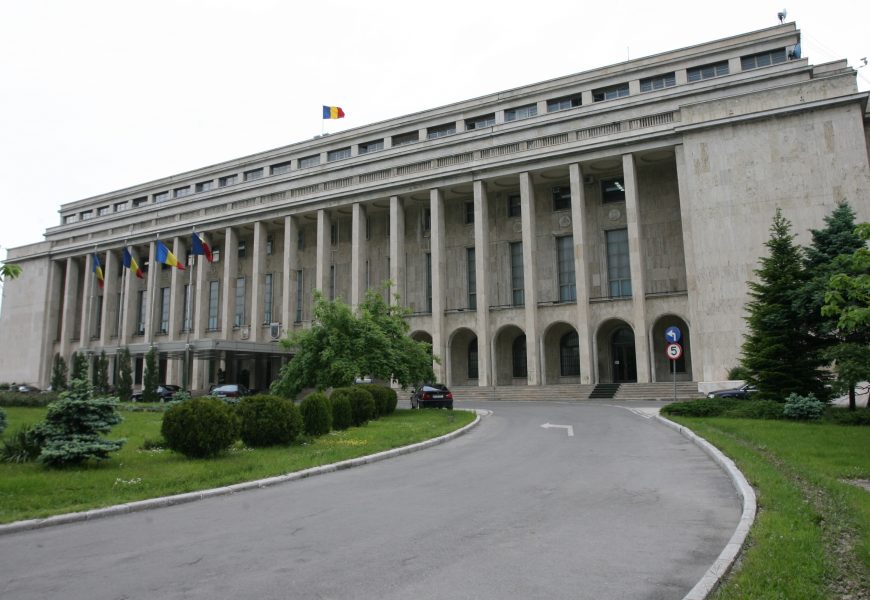 Bani mai mulți pentru biserici și ONG-uri