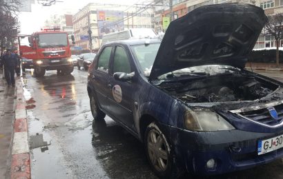 Foto| O mașină a luat foc în centrul orașului