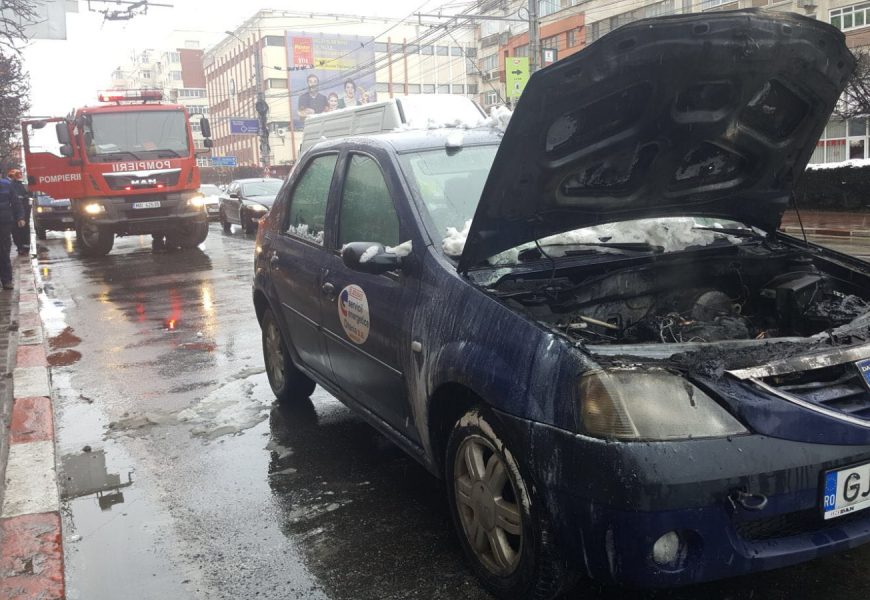 Foto| O mașină a luat foc în centrul orașului Foto| O mașină a luat foc în centrul orașului
