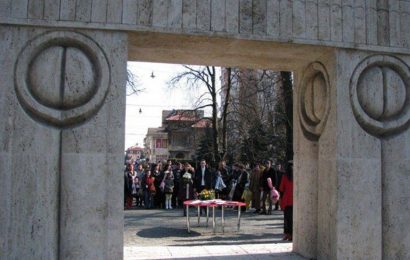Cununii de Dragobete lângă Poarta Sărutului