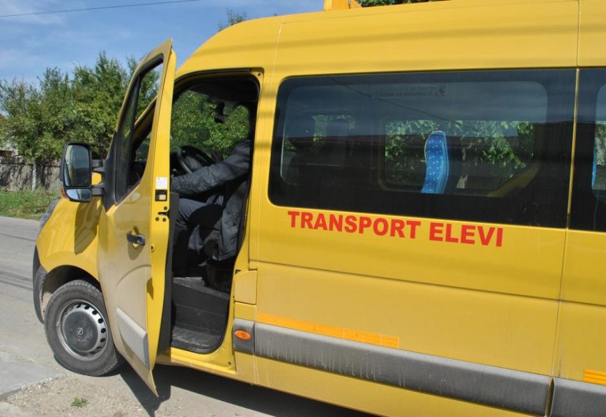 Cursurile din cinci localități au fost suspendate. Microbuzele n-au ajuns la elevi