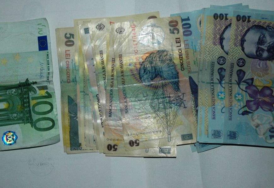 Percheziții în Gorj! Mascații au confiscat bani și bijuterii