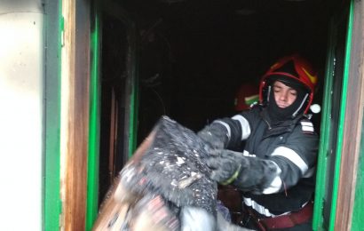 Incendiu la Romanești. O femeie a ajuns la spital