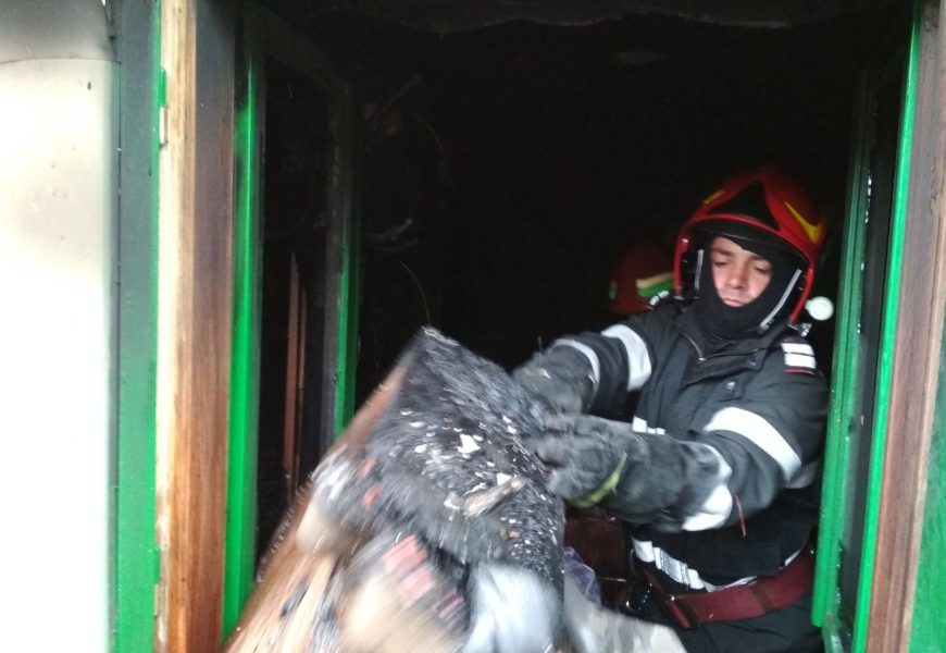 Incendiu la Romanești. O femeie a ajuns la spital