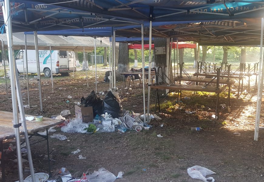 15 tone de gunoaie, strânse din pădurea de la Drăgoieni