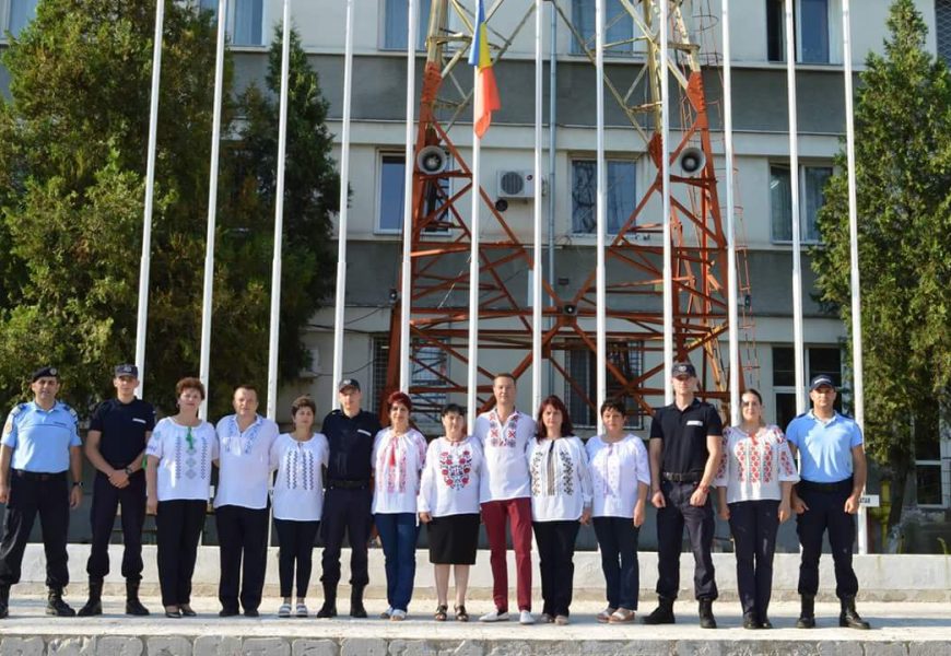 Jandarmii gorjeni, imbracati in ie la serviciu Jandarmii gorjeni, imbracati in ie la serviciu