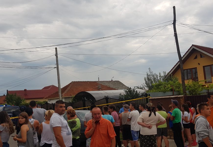 Socant! O politista si-a impuscat mama si fiul, apoi si-a pus capat zilelor