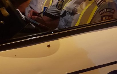 Ancheta la IPJ Gorj! Politist din Motru, fotografiat dormind in masina institutiei