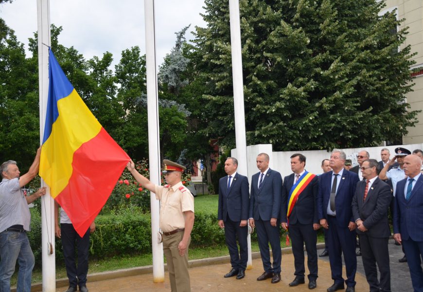 Târgujienii s-au adunat în Piața Prefecturii de Ziua Drapelului Național