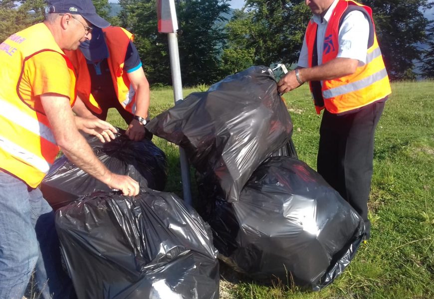 Saci plini cu polistiren, adunați de drumari pe drumul spre Rânca