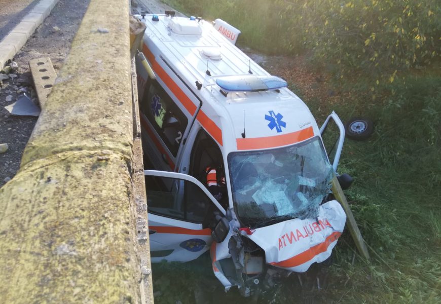 Ambulanță răsturnată în Gorj! Șoferul, grav rănit!