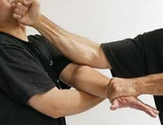 Tânără de 16 ani, bătută de socrul ei