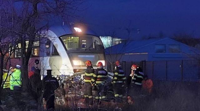 Maşină lovită de tren! Șoferul, în stare gravă