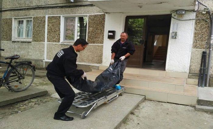 A găsit-o moartă în casă