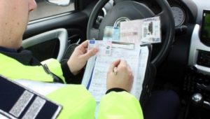 Șoferiță fără permis prinsă de polițiști