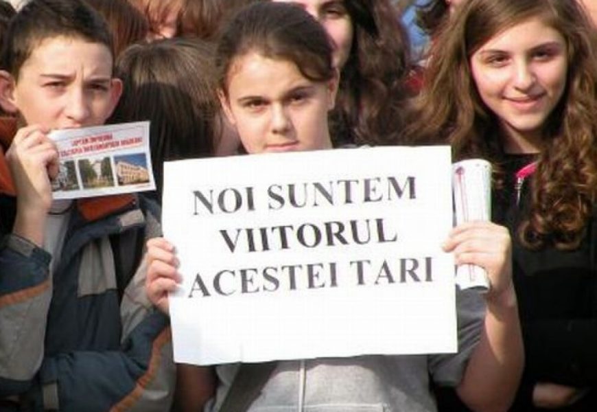 Elevii protestează la Guvern