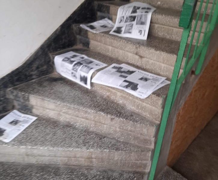 Candidat la primărie, denigrat în mii de ziare aruncate în scările de bloc din Motru Candidat la primărie, denigrat în mii de ziare aruncate în scările de bloc din Motru