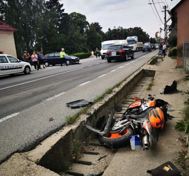 Șoferiță de 19 ani a băgat un motociclist în spital
