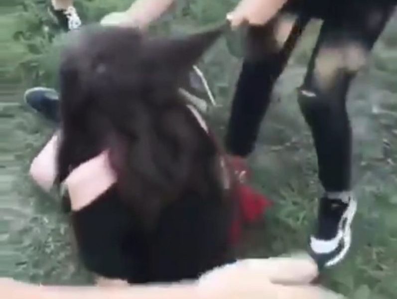 VIDEO: Minoră scuipată și bătută de trei tinere!