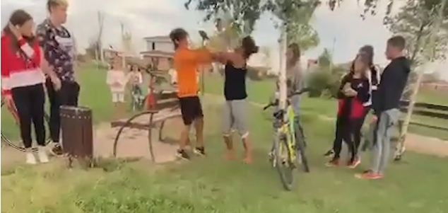Copil cu clavicula ruptă după ce a fost bătut de părinții unei fetițe