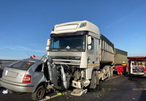 A intrat cu mașina într-un autocamion. Era băut!