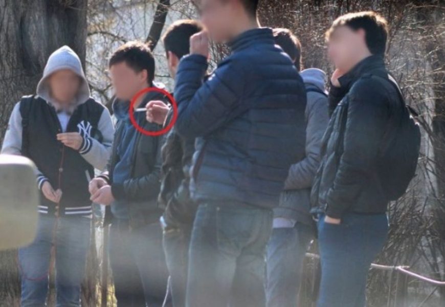 Pandemie, dar elevii își trec țigara de la unul la altul!