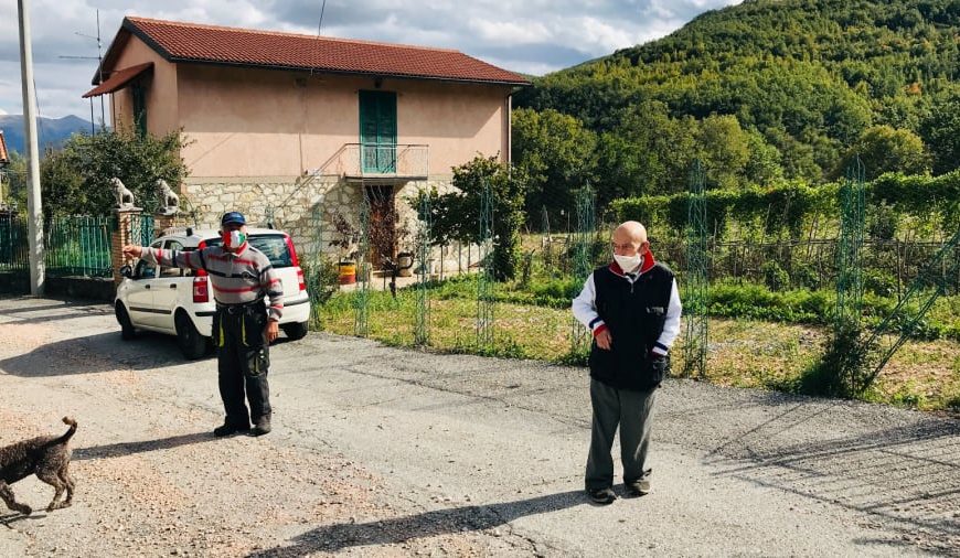 Doi locuitori într-un sat, dar tot poartă mască atunci când se întâlnesc