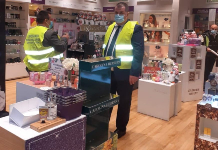Au dat buzna în mall! Controale peste controale!