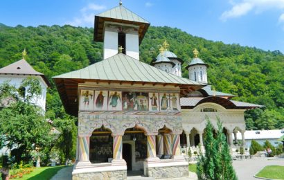Starețul unei Mănăstiri din Gorj, infectat cu COVID! Este transportat la București