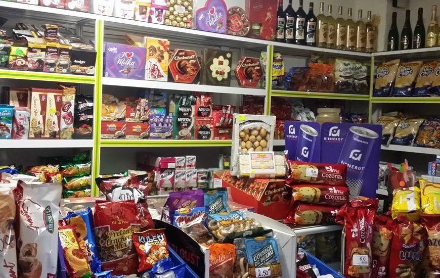 Magazin alimentar cu rafturi murdare și fără condiții de igienă