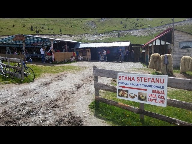 Renumita stână din Rânca a ars din temelii