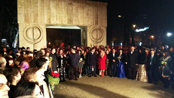 Se cunună la Poarta Sărutului, de Revelion