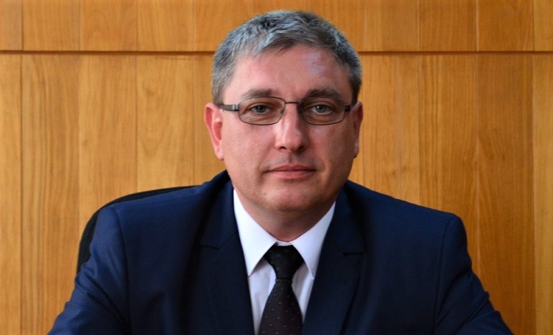 A devenit senator și a fost ales președinte de comisie
