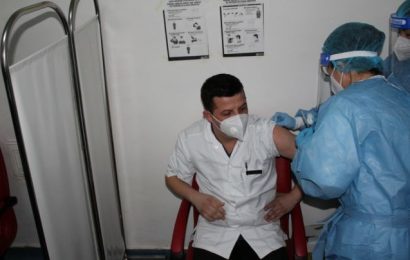 Sute de gorjeni s-au vaccinat anti-COVID. Un deces raportat