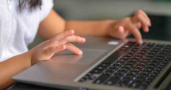 Peste 1.500 de laptopuri pentru elevii gorjeni