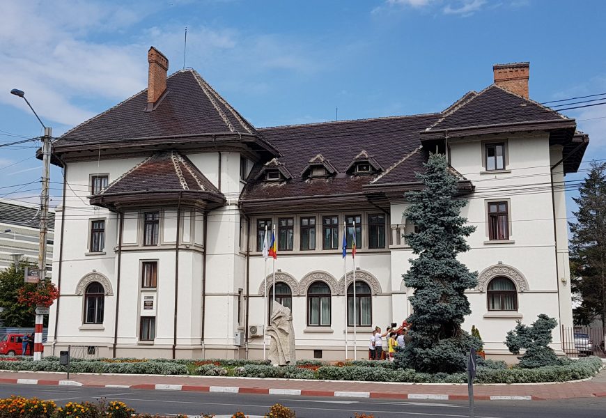 Primăria Târgu Jiu renunță la 15 șefi