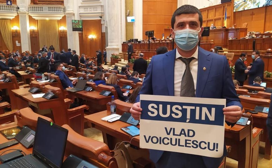 I se cere demisia, dar un deputat gorjean îi ia apărarea