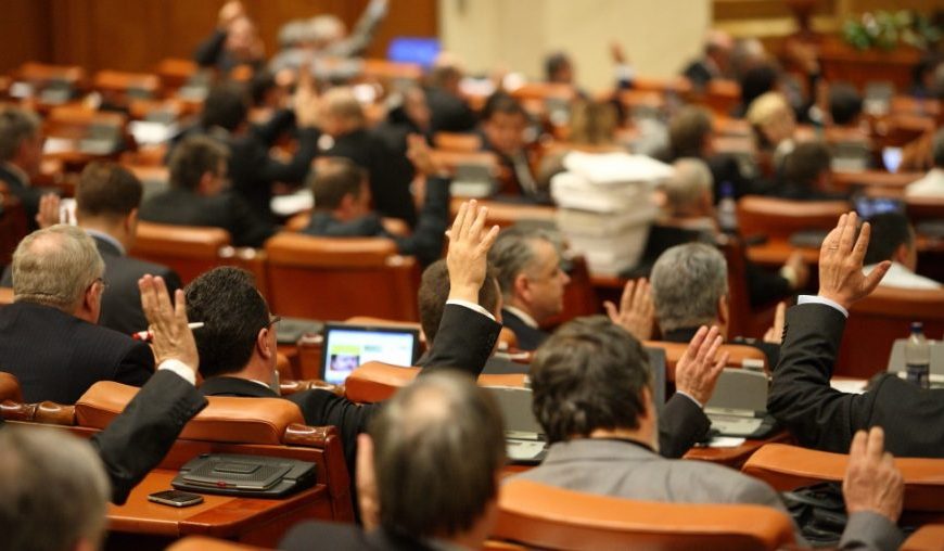 Vor să-și recupereze pensiile speciale