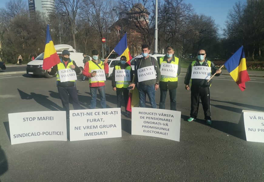 Au intrat în greva foamei în fața Guvernului