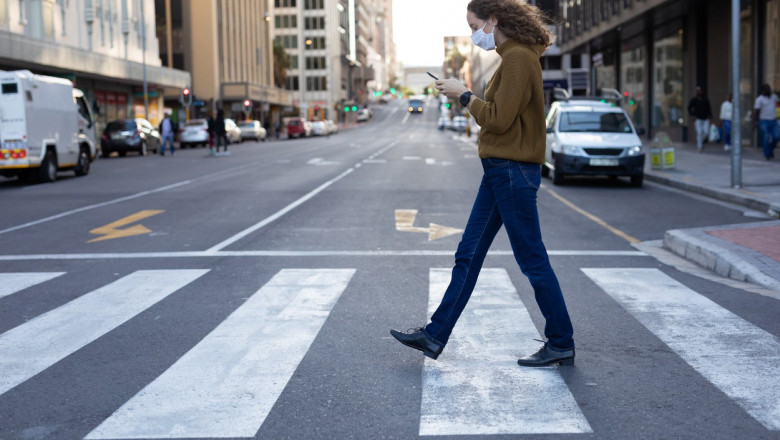 Ce se întâmplă dacă traversezi strada cu ochii în telefon?!
